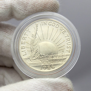 1986 D Statue Of Liberty Half Dollar BU Coin in Capsule 1986 D Statue Of Liberty Half Dollar BU Coin in Capsule